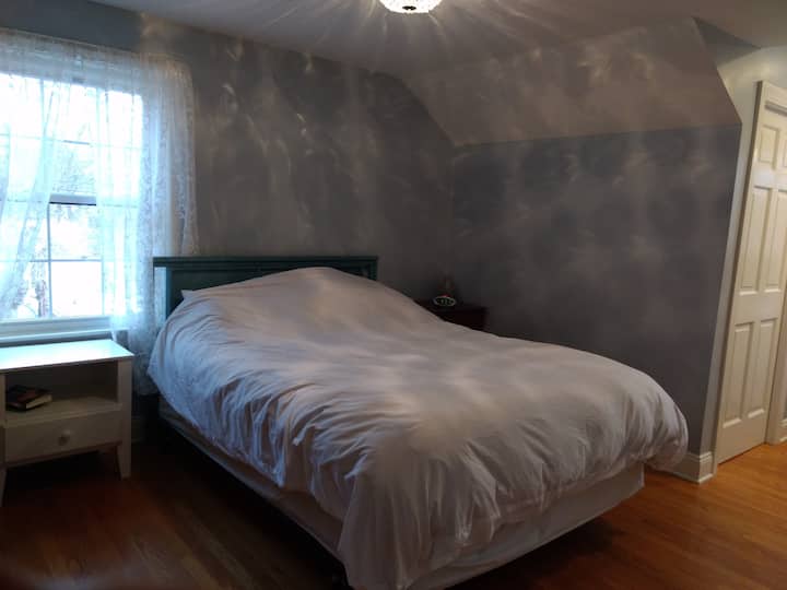 Dormitorio principal: 1 cama tamaño queen.