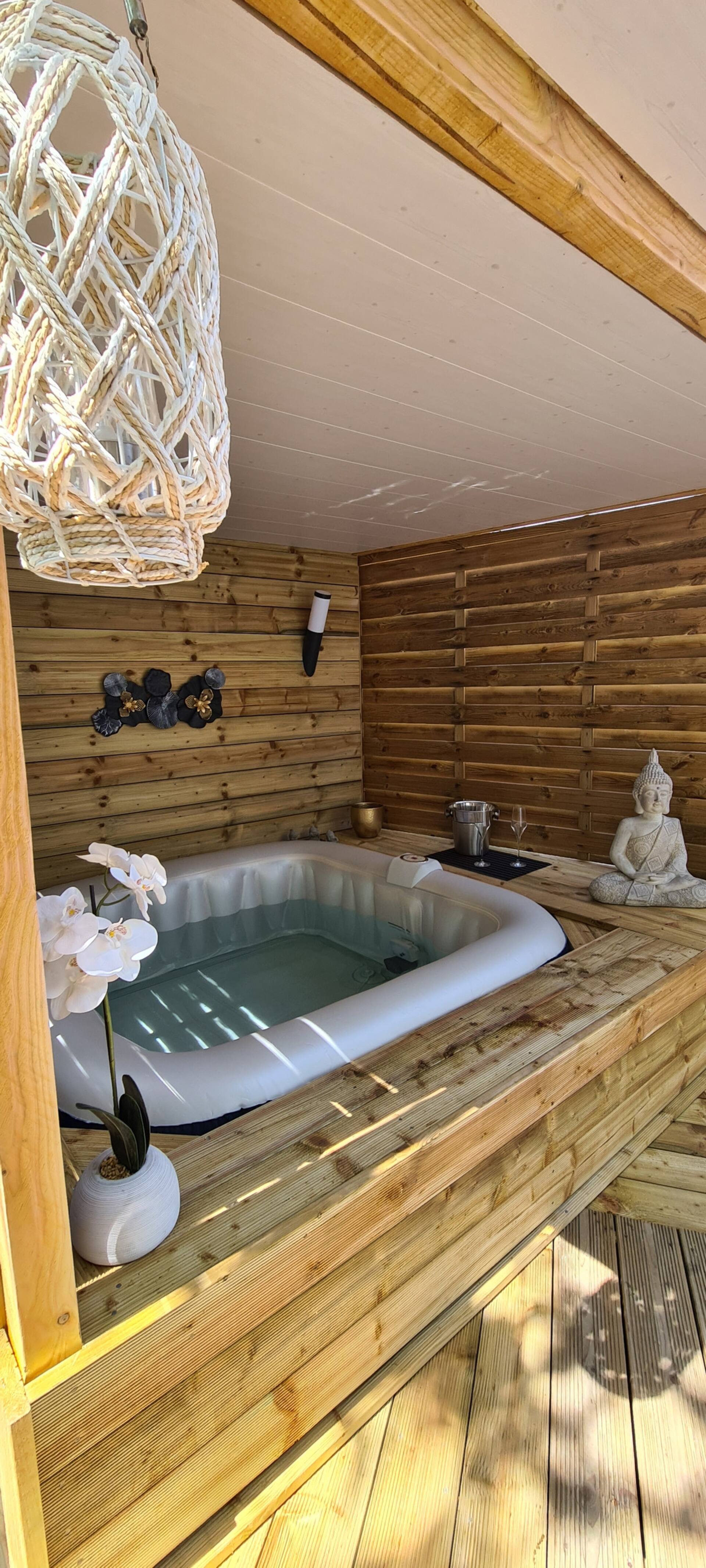 Chalet with jacuzzi, starting at 99 euros per night. — photo 4