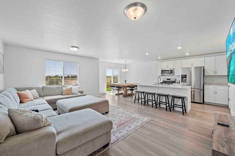 New Cozy Waterfront Home!
