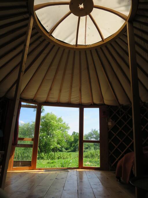 Une nuit dans la yourte, au plus près de la nature.