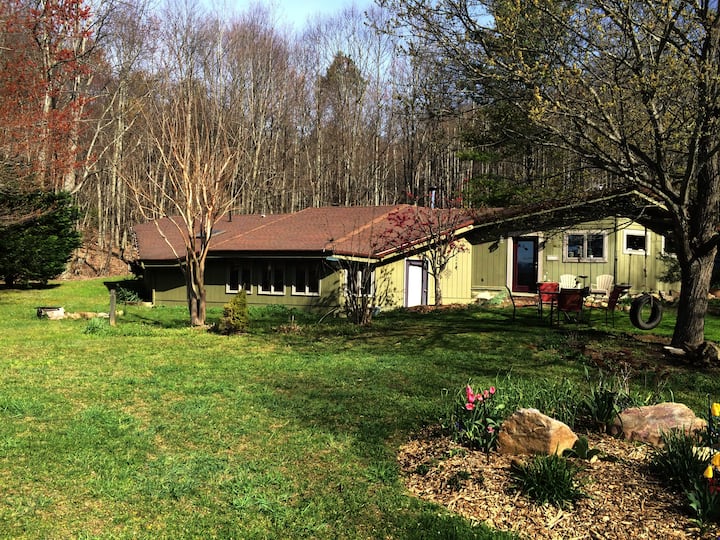 Blackberry Blossom Inn, Rododendron Suite Guest suites for Rent in