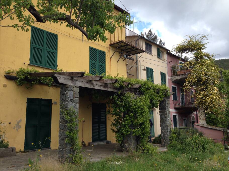 Vista palazzo esterno. Casa piano terra con veranda.
