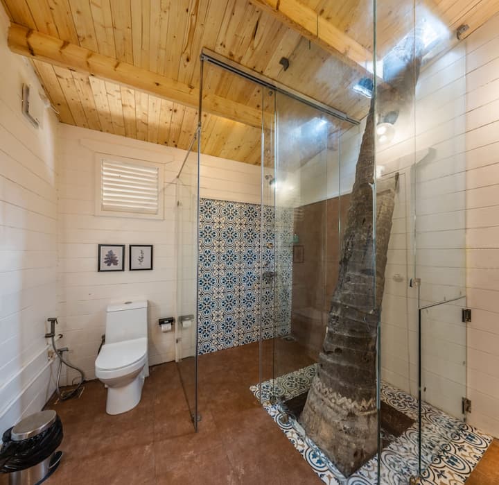 Full bathroom image 2