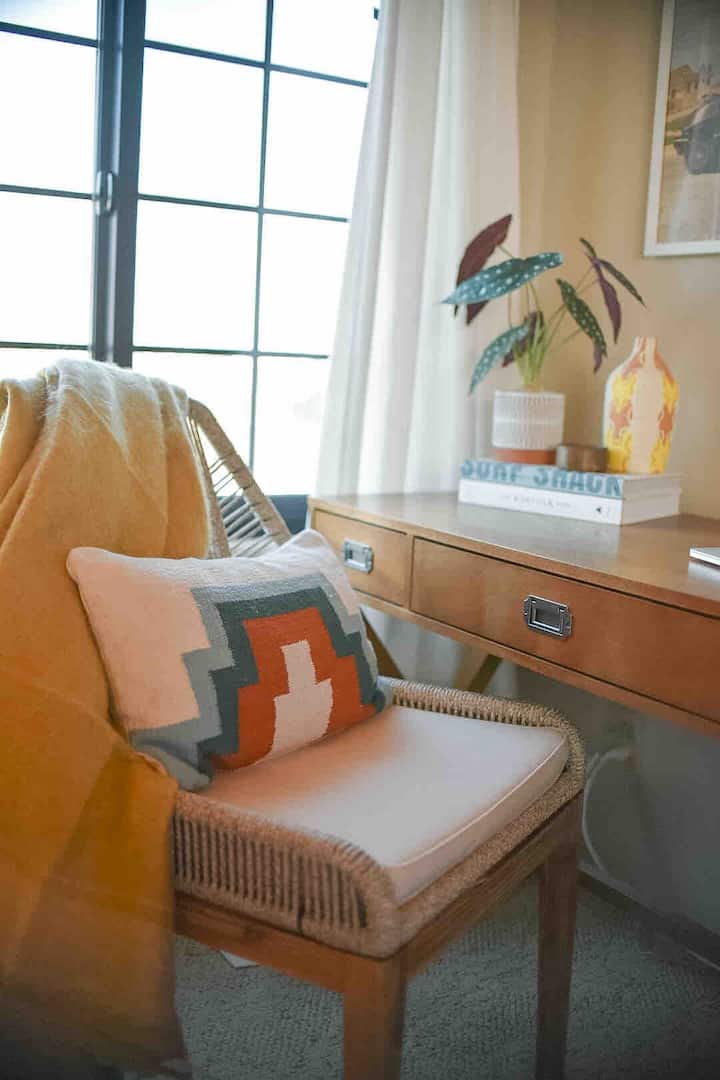 No hay necesidad de pelear por un escritorio de trabajo: tenemos uno segundo en el dormitorio del tercer piso. 