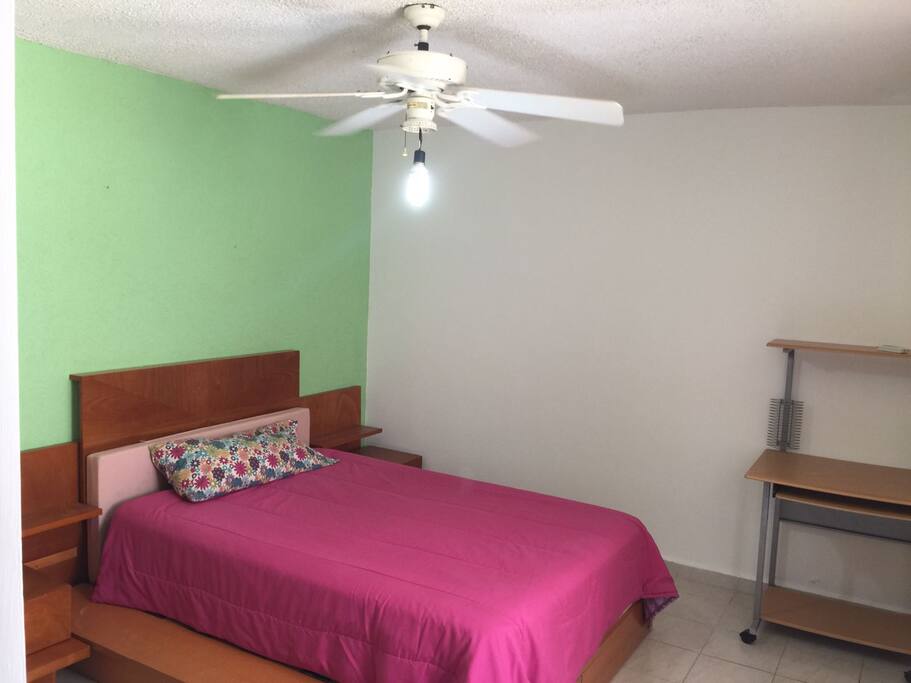 Recamara Grande Cama Matrimonial y Escritorio de Servicio.