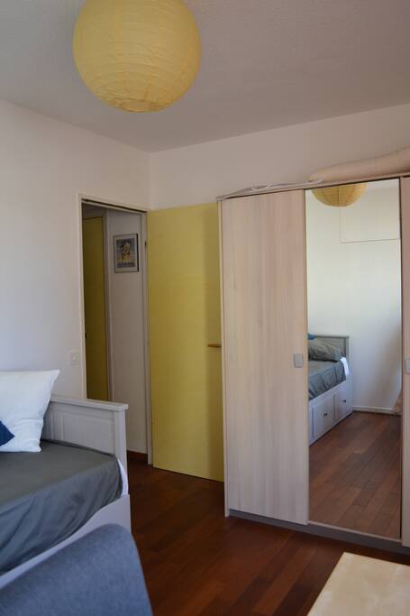 Chambre avec penderie et armoire