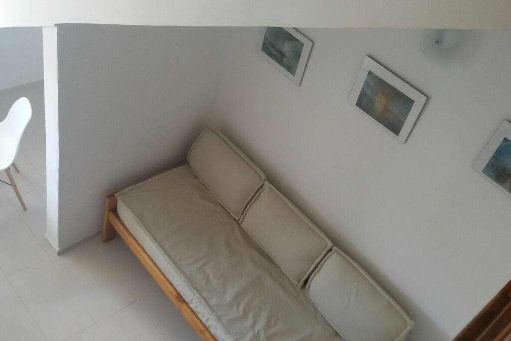 Tercera cama, frente a la TV
