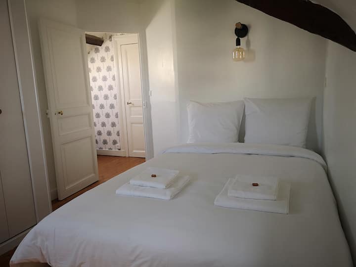 Спална соба 4 на  вториот  кат. Тивка, светла соба со поглед кон височините на градот и морскиот канал.
Двокреветна соба со квалитет на хотел, димензии: 140 x 200 см.
Многу мала сопствена бања.