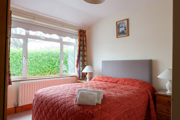 双人床房-套房独立卫生间。
每天早上供应欧式
早餐。