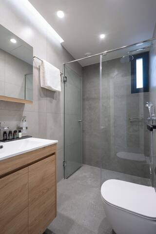 Superior 2BD apartment, balcony & Areos Park view gallery image 3