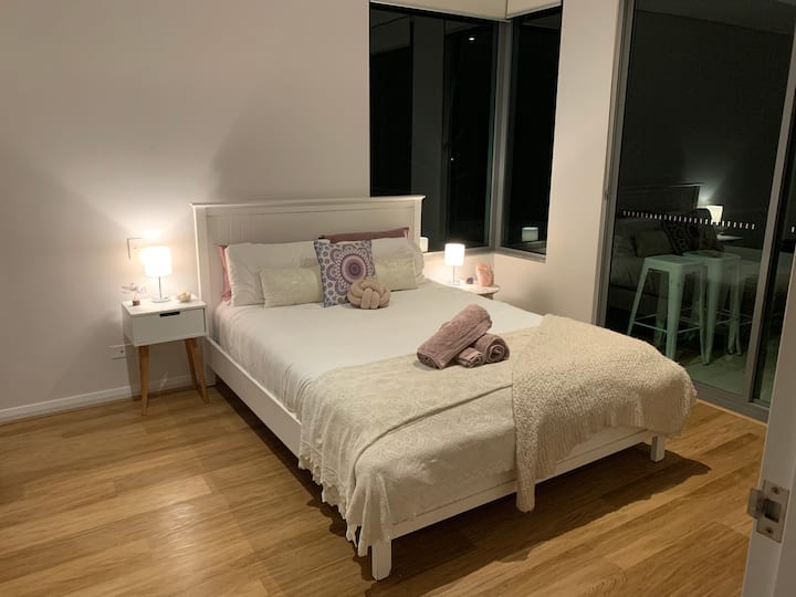 Waterfront Master Bedroom w Ensuite & Spa Bath Apartments for Rent in