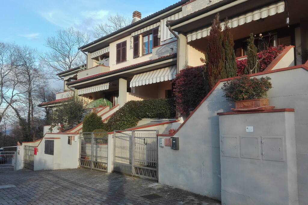 Esterno della casa su strada privata. Ingresso indipendente