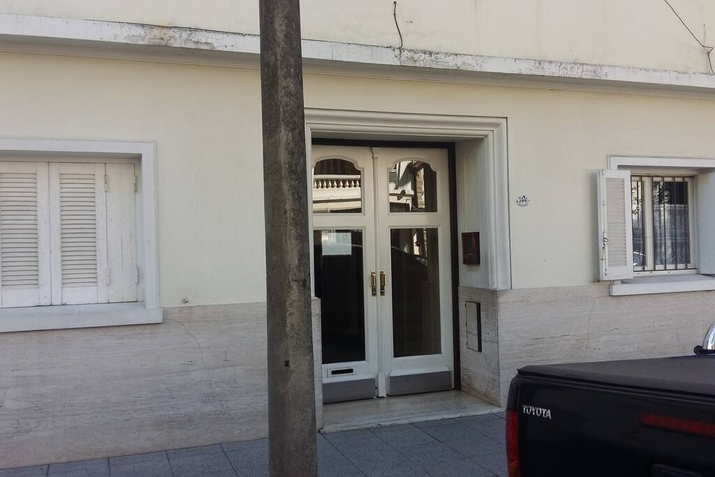 8 cuadras de las playas y centro y una de la principal avenida (Luro)
