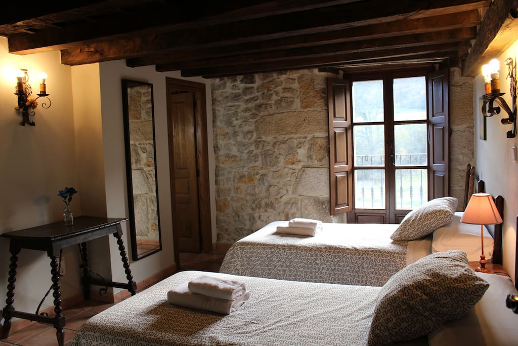 habitación doble con baño y balcón