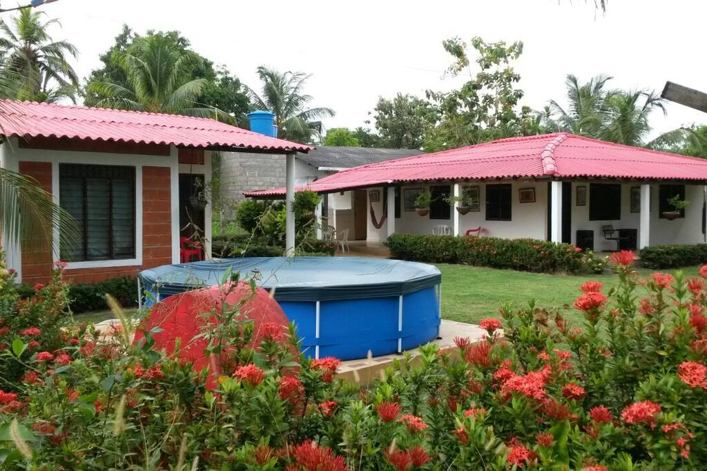 La piscina esta disponible según disponibilidad no siempre esta disponible, preguntar si quiere.