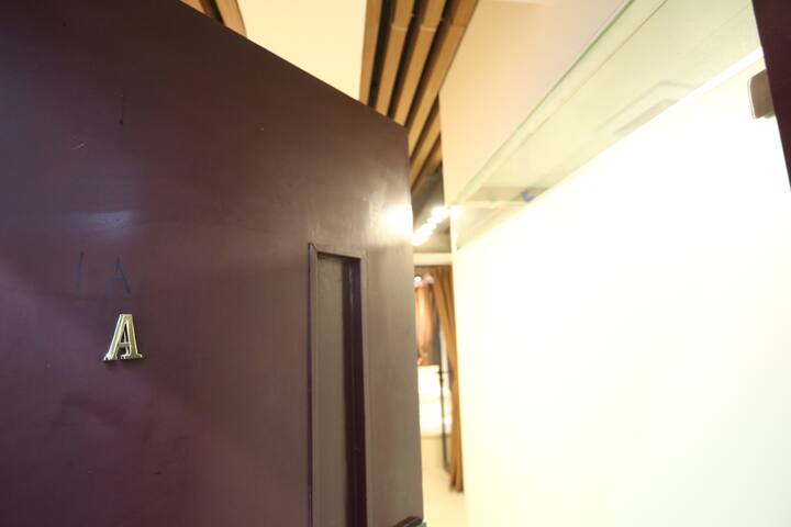 T1AB廟街夜市，3房，市中心，佐敦站A出口4分鐘，交通方便，廚房，即熱熱水器，油麻地,自助入住 gallery image 3