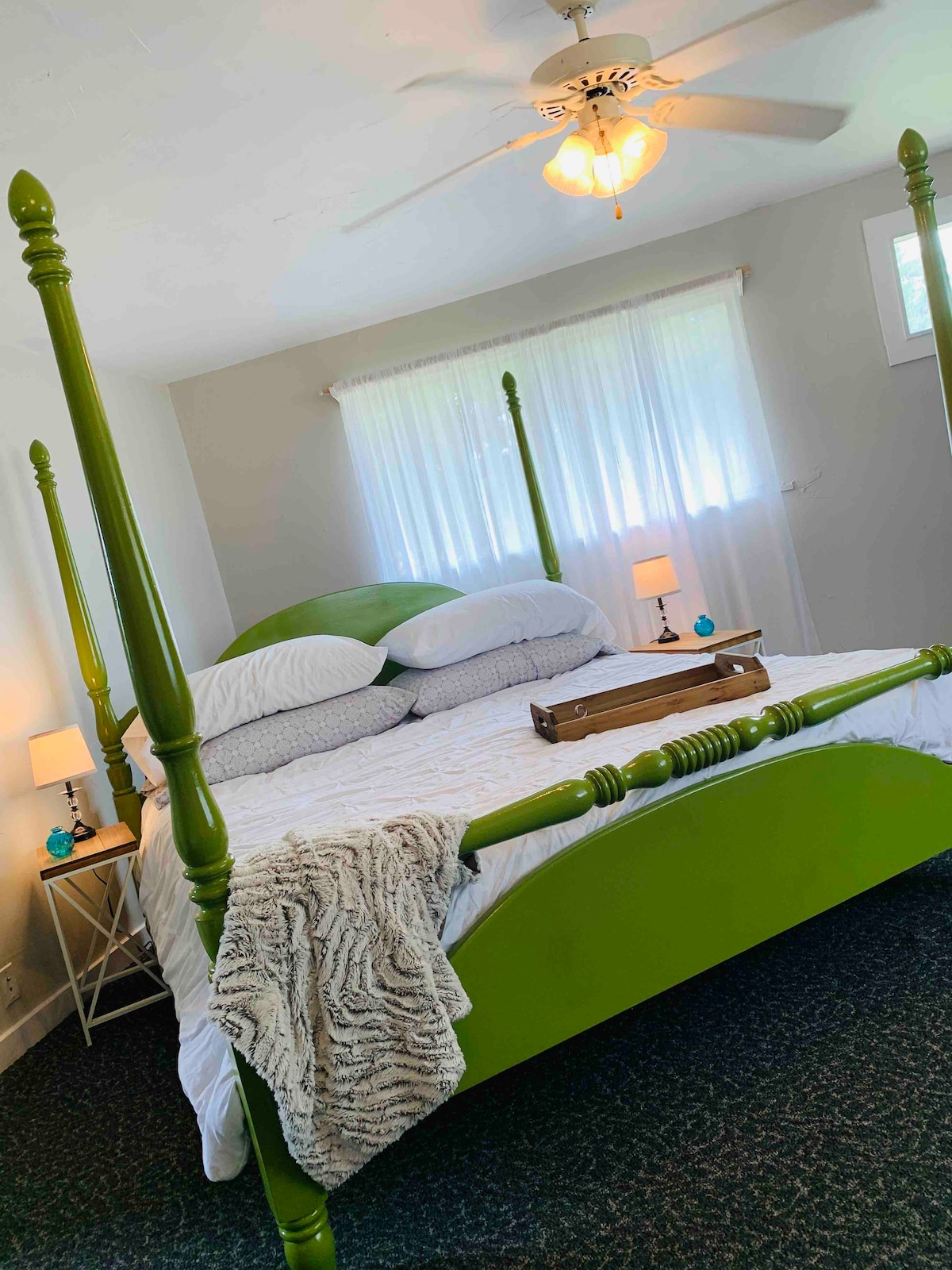 เตียงขนาดคิงไซส์ที่สะดวกสบายพร้อมหมอนที่ยอดเยี่ยม