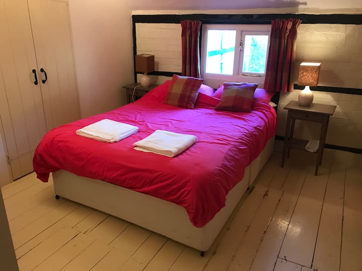 Chambre arrière (derrière la salle de bain)