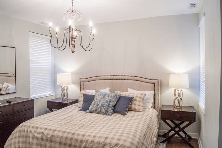 Beautifully Renovated 2BR in Historic Lincoln Park gallery image 5