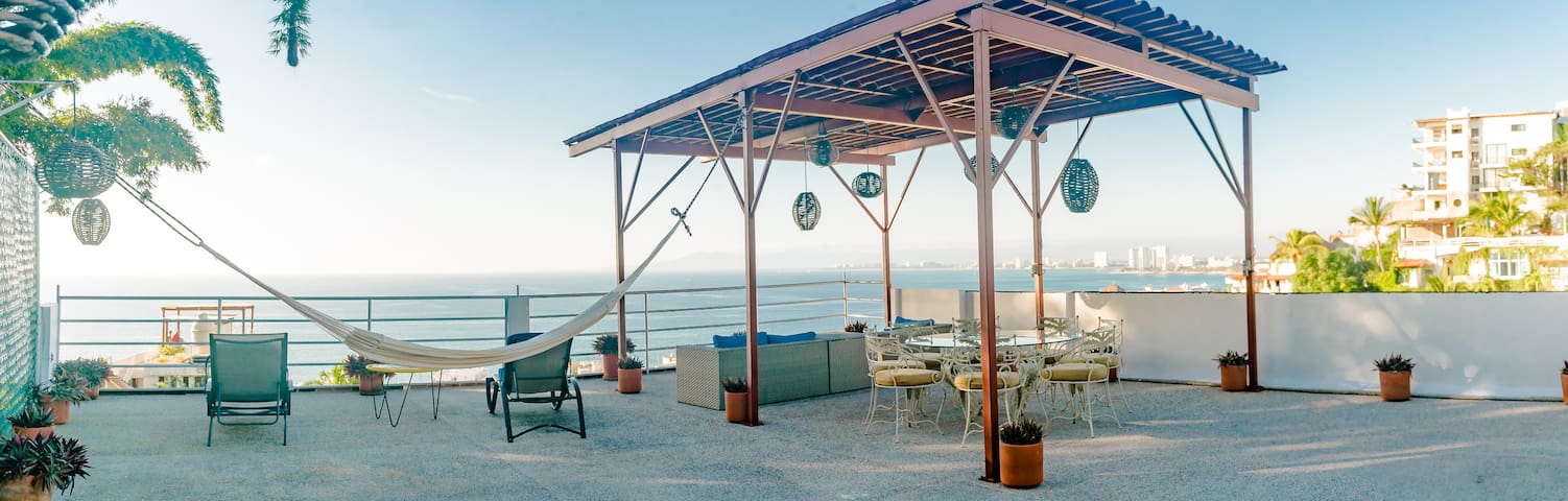 DOWNTOWN APARTMENT WITH GREAT OCEAN VIEW