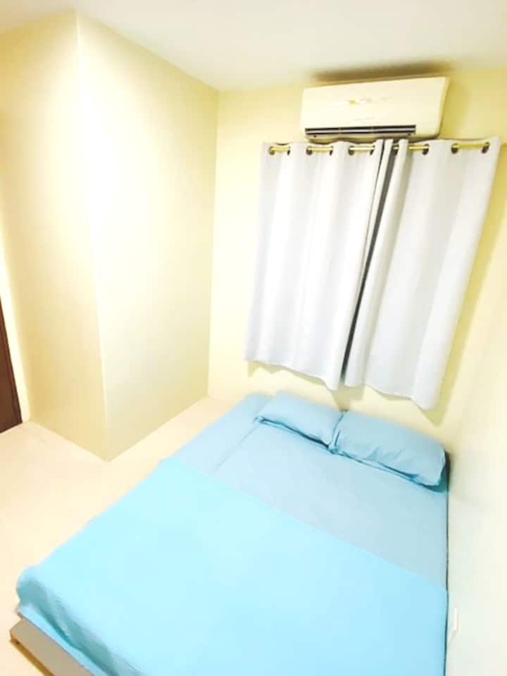 Ground floor room (queen bed, cabinet)