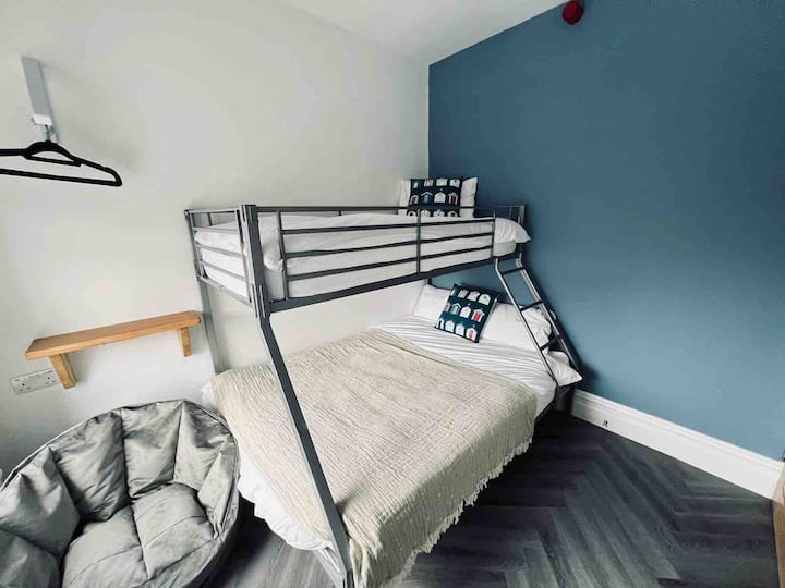 เตียงคู่ที่ด้านล่างและเตียงเดี่ยวที่ด้านบนเพื่อให้ห้องนี้รองรับผู้เข้าพักได้ 3 คน 