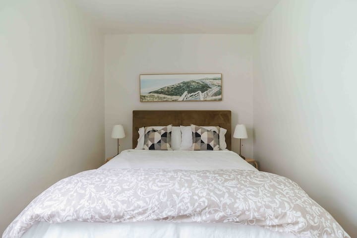 Მეორე საძინებელი დიდი საწოლით. 