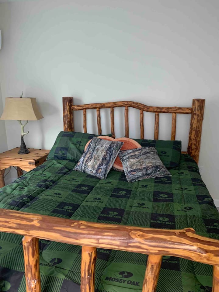 Bedroom 1, Queen bed: Hunting Room