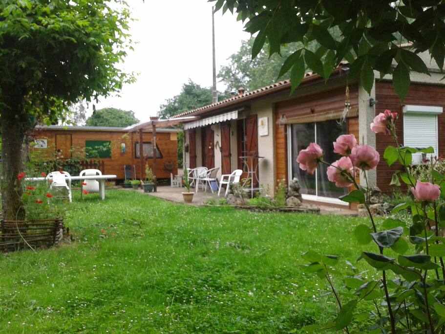 Vue de l'ensemble maison, et roulotte (chambre double & salle d'eau incluse)