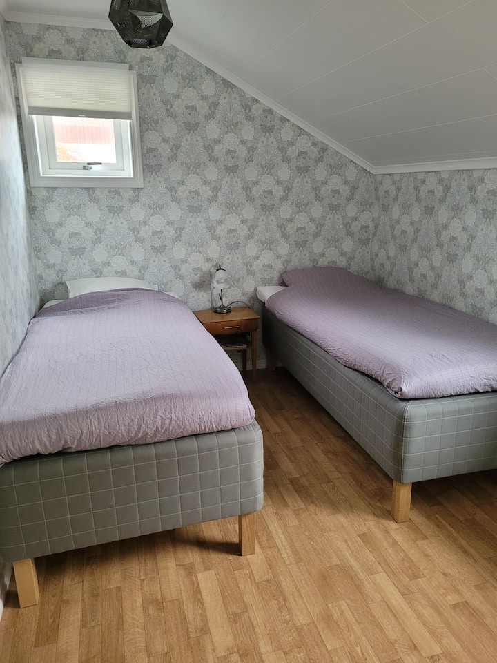 Vitanda viwili vya mtu mmoja 