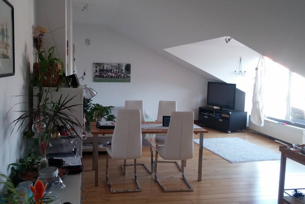 Blick aus dem Flur in das Wohnesszimmer mit Küchenzeile und angeschlossenem Balkon.