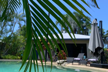 Beach House Hideaway+POOL🌴3min to beach🐚free Wifi🦋