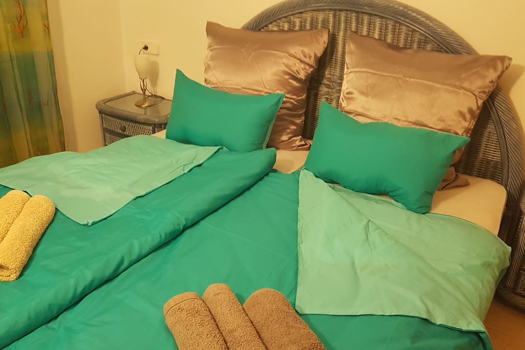 Weiteres Schlafzimmer mit eigenem Badezimmer und deutschem TV.