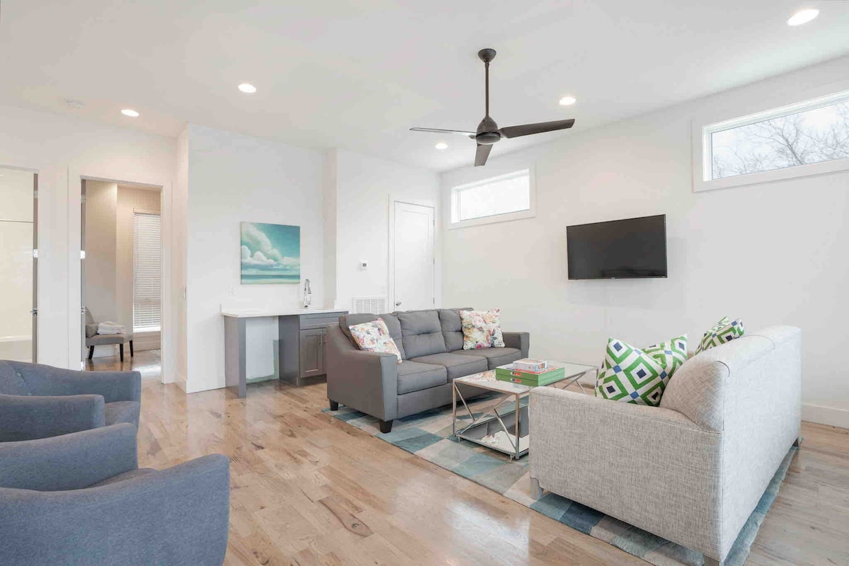 להתפנק ביוקרה הביתית האולטימטיבית עם פריטי הרהיטים המדהימים שלנו שירממו את הסלון שלכם לגבהים חדשים. ליהנות מהעולם שובה הלב של הבידור עם הטלוויזיה המתקדמת שלנו עם מסך שטוח. #LuxuryLiving #Entertainment