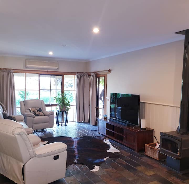 Stunning Country Style Home, Set On 1.5 Acres Of Beautiful Private Gardens Just Minutes From Warrnambool's Best Beaches.
Perfect For The Whole Family Or A Romantic Couples Retreat. - ウォーナンブール