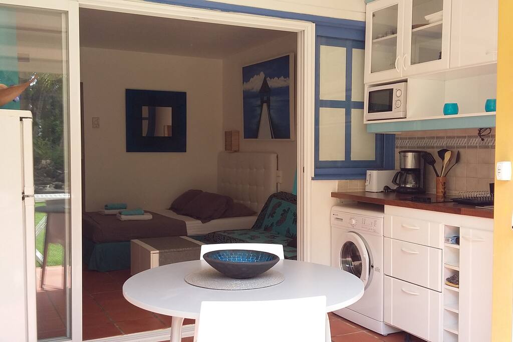 Cuisine en terrasse et chambre