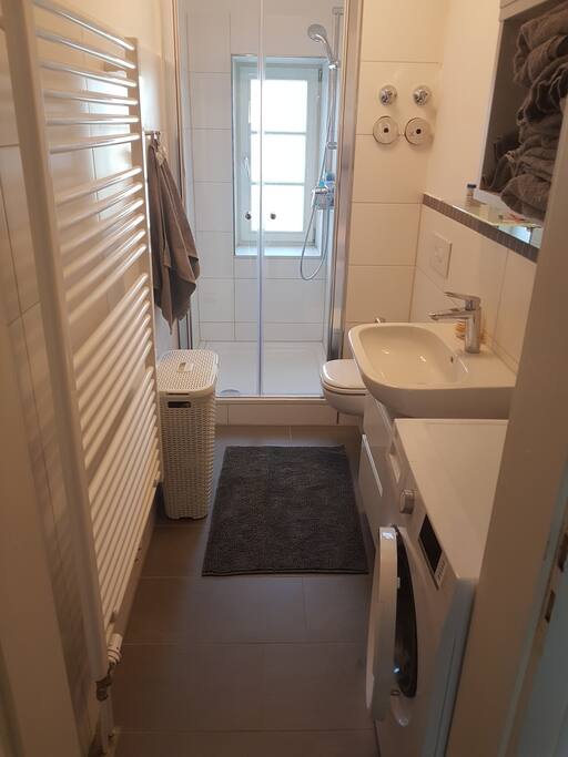 Badezimmer mit Dusche