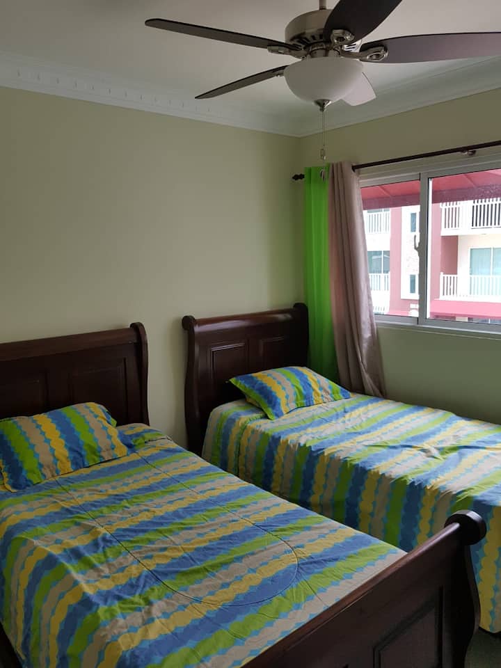 Tercera habitación con 2 camas twin trineo. Dispone de abanico de techo, closet con espejo y baño común.