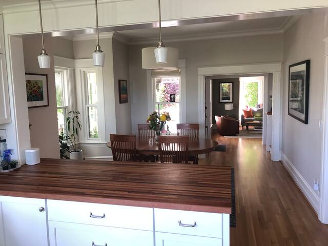 Spacious 4bd Victorian in Wallingford with Views gallery image 4