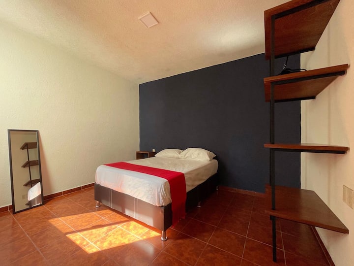 Habitación 2 con cama matrimonial, closet.