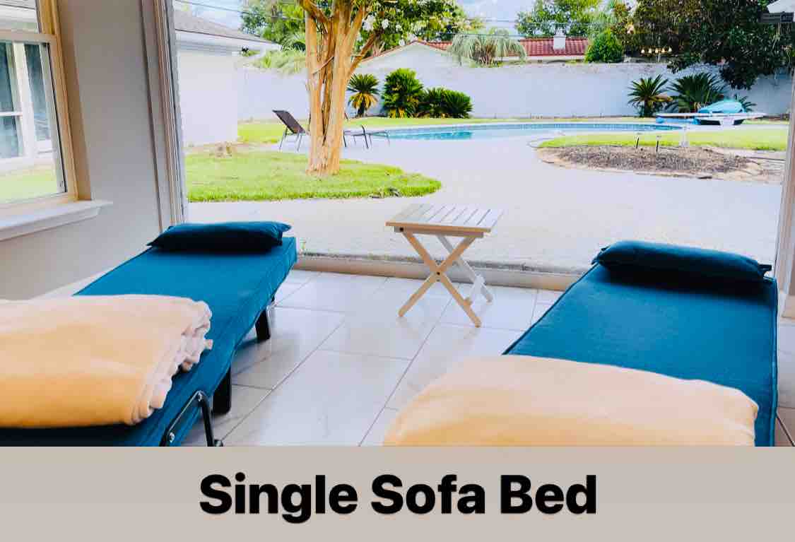 Zona de relajación con vistas a la piscina y se puede convertir en 2 sofás cama individuales