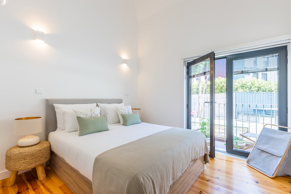 Спалня с малко двойно легло и климатик