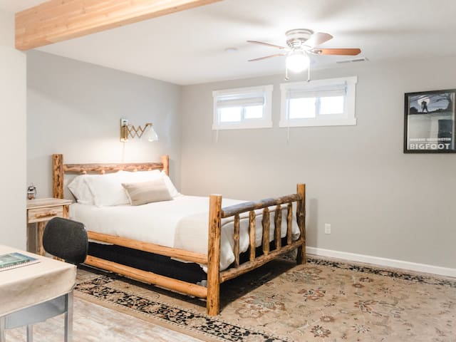Bigfoot Suite-Stylish 1500 sq ft private apartment