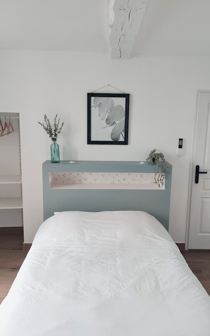 ห้องนอน 3 พร้อมเตียงคู่และห้องแต่งตัว 