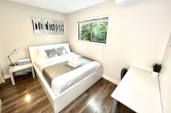 Family friendly Main St, King Ed train 2BR