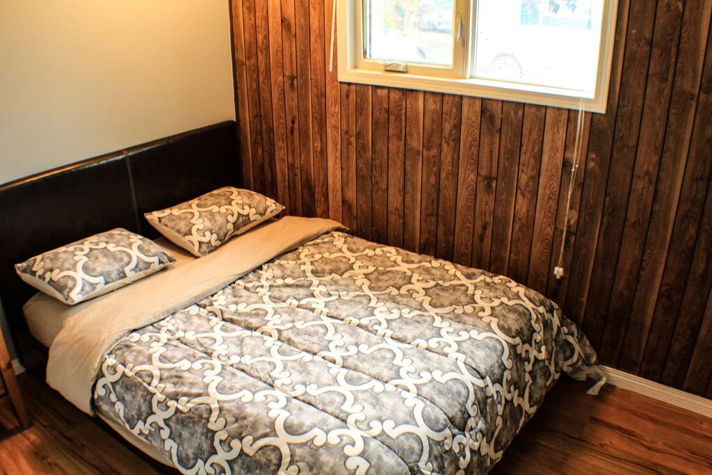 Queen bed room
