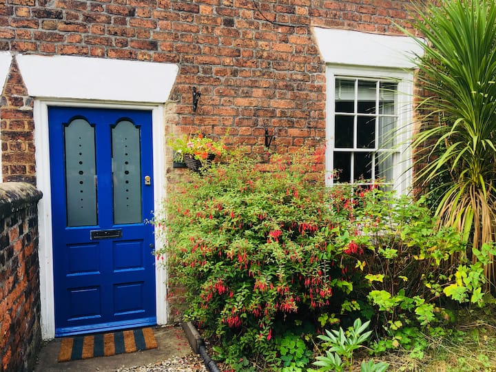 Charming Victorian cottage, entire space. Houses for Rent in huyton