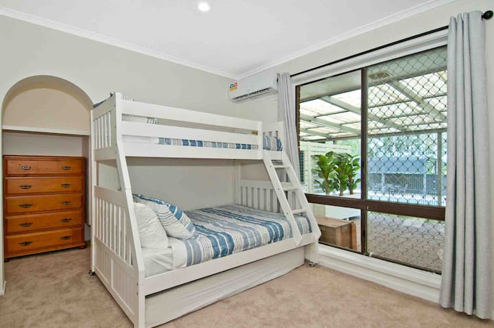 2. spavaća soba - treći krevet (za jednu osobu)izvlači se ispod bračnog kreveta na kat