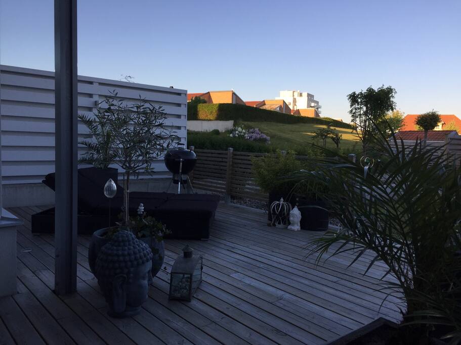 Uteplats med morgonsol.