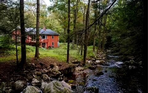 The Red Cabin-Private Getaway with Brook & Hot Tub